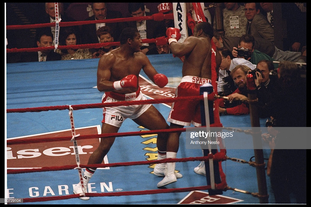 boxing-riddick-bowe-in-action-def-michael-dokes-msg-picture-id50729104
